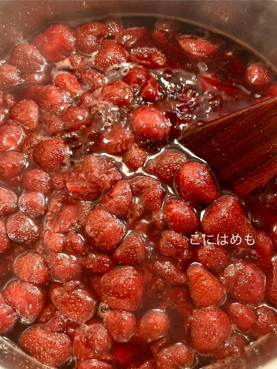 いちごと水分を強火でよく混ぜながら煮て、レモンを加える。