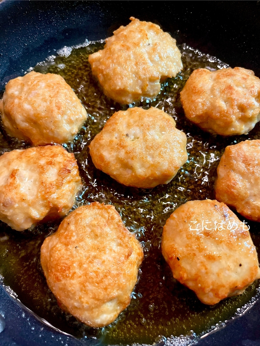 材料を混ぜて、揚げ焼きにする。
