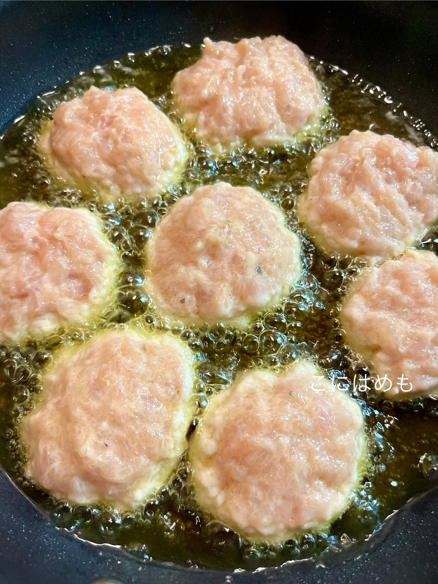 フライパンで揚げ焼きにする。