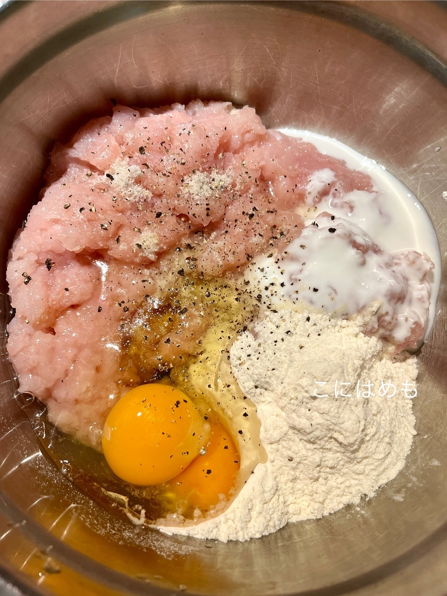 材料を混ぜて、揚げ焼きにする。