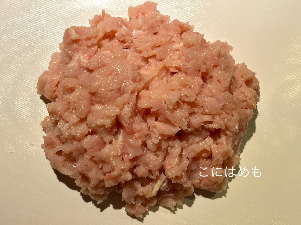 鶏胸肉を包丁で叩いて細かくする。