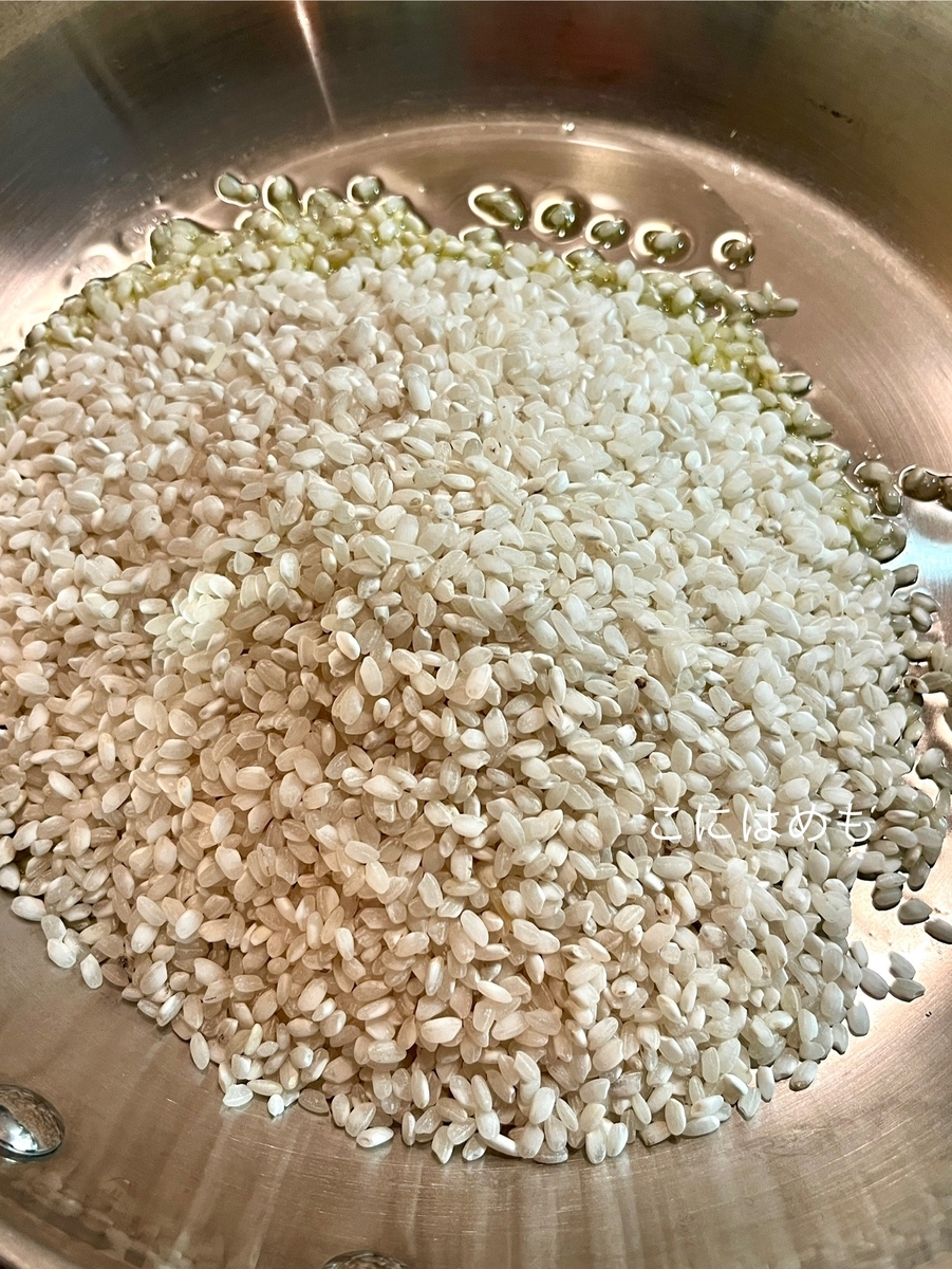 フライパンにオリーブオイルを入れてお米を炒める。