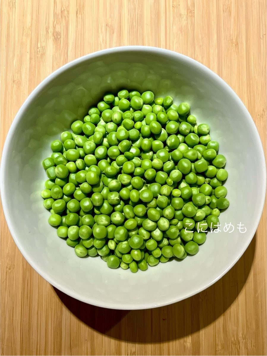 えんどう豆の鞘から実を取り出して、冷凍保存する。