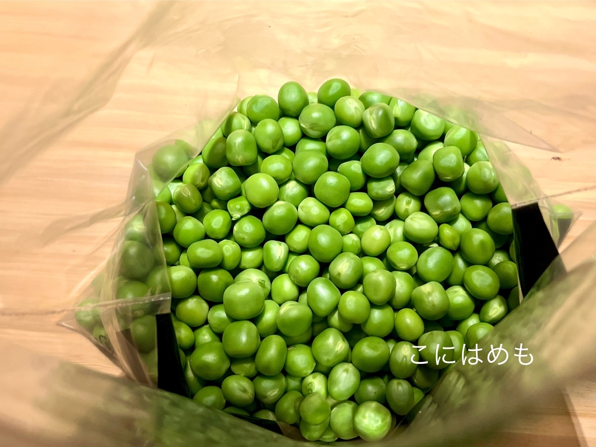 えんどう豆の鞘から実を取り出して、冷凍保存する。