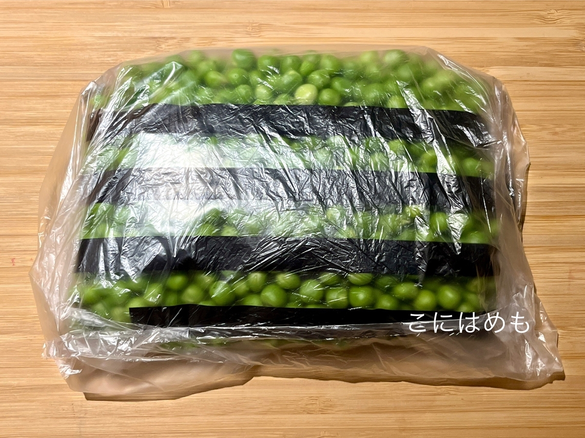 えんどう豆の鞘から実を取り出して、冷凍保存する。