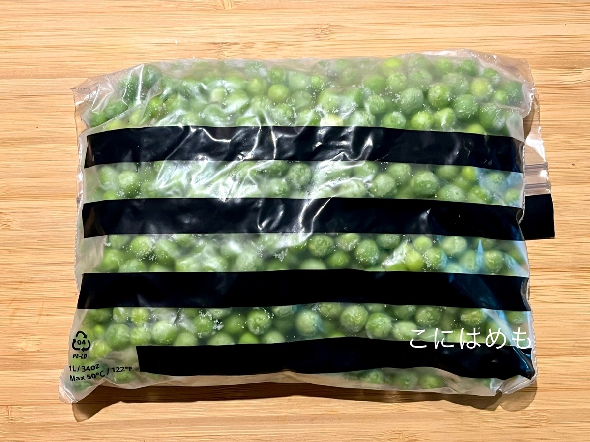 えんどう豆の鞘から実を取り出して、冷凍保存する。