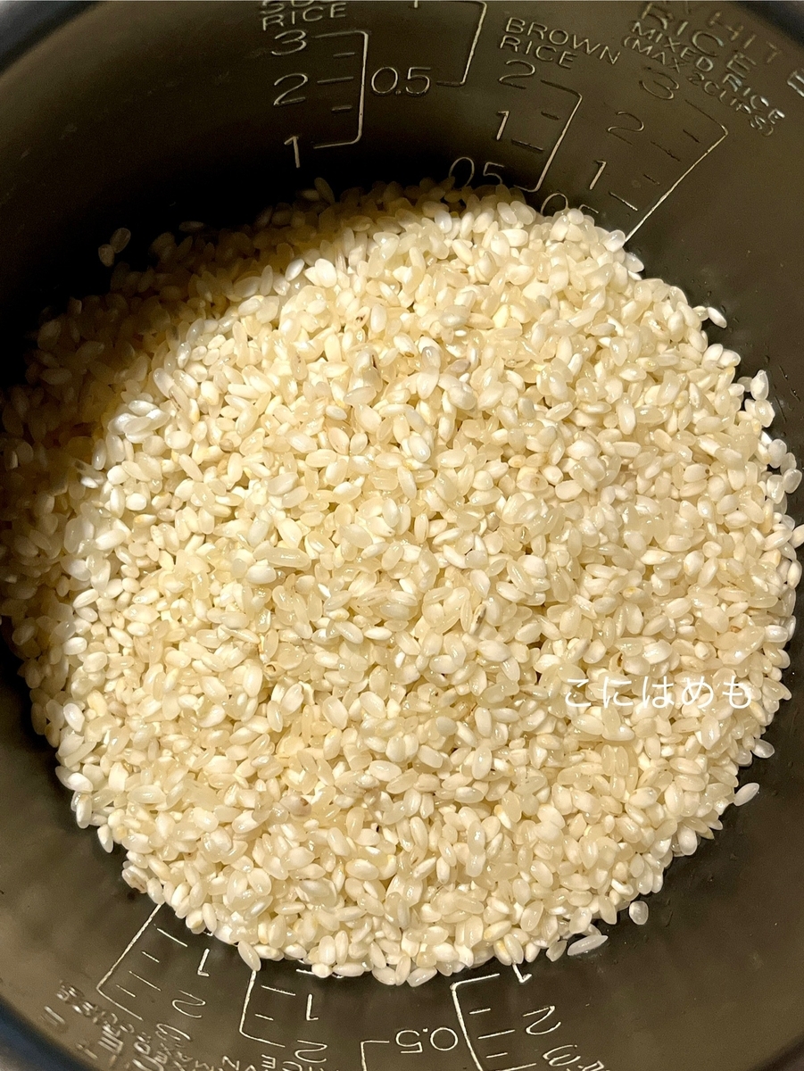  炊飯器に炒めたお米、塩、お水、えんどう豆を入れて炊く。