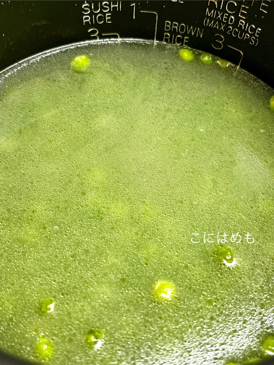  炊飯器に炒めたお米、塩、お水、えんどう豆を入れて炊く。