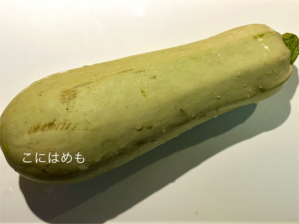 瓜を細切りにする。