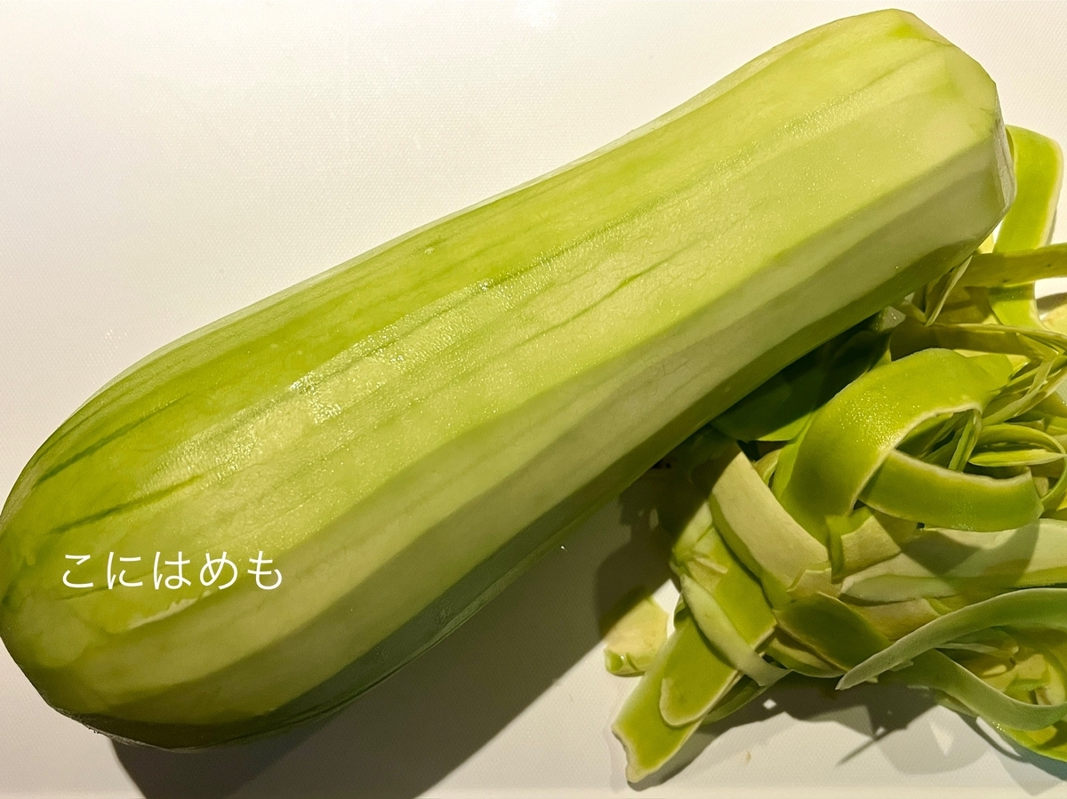 瓜を細切りにする。