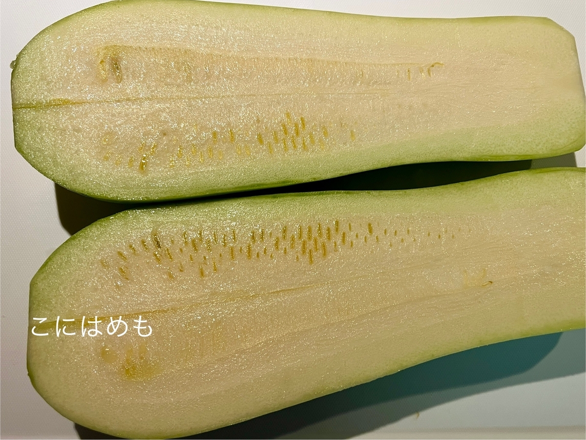 瓜を細切りにする。