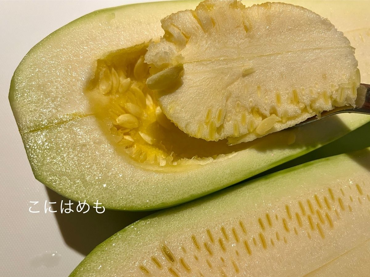 瓜を細切りにする。