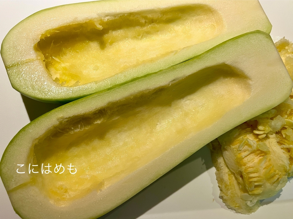 瓜を細切りにする。