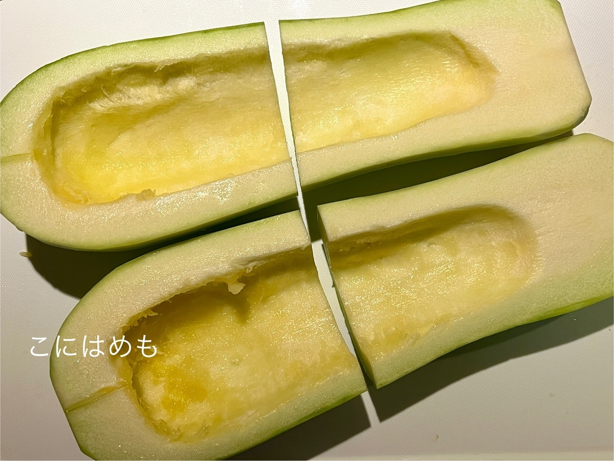 瓜を細切りにする。
