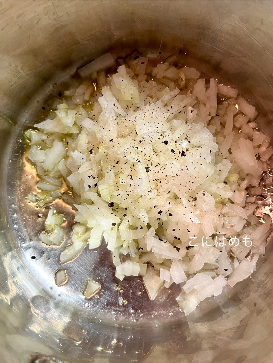 お鍋にオリーブオイル、玉ねぎを入れて炒める。