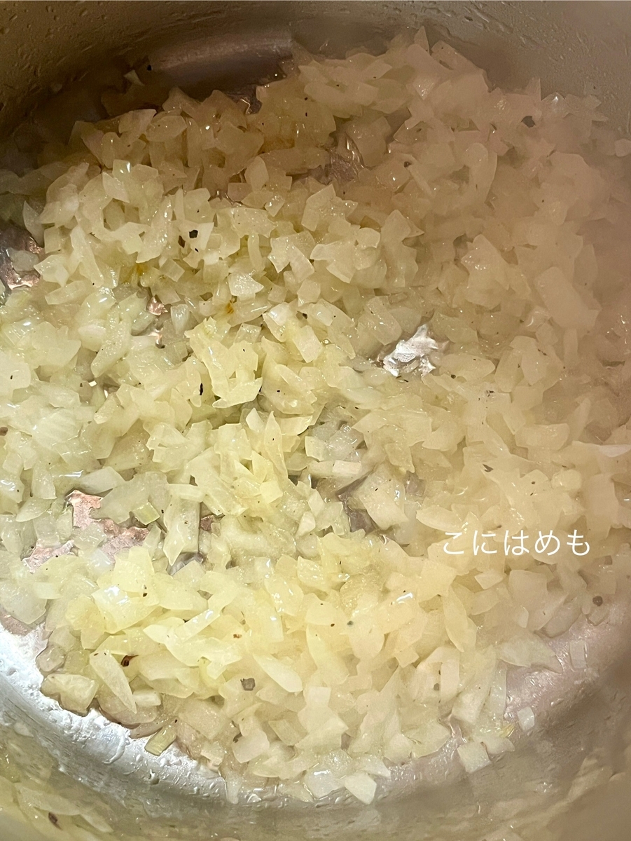 お鍋にオリーブオイル、玉ねぎを入れて炒める。