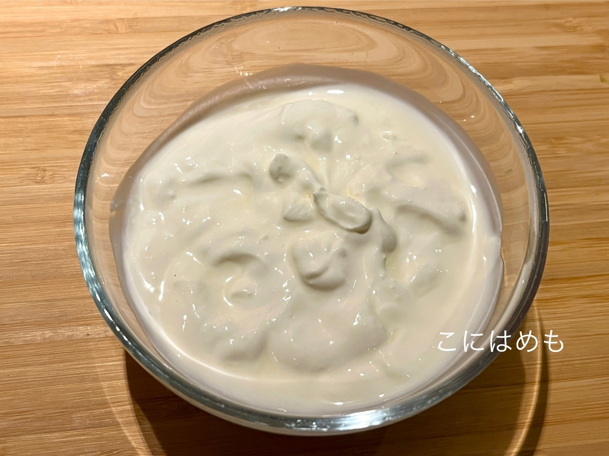 サワークリーム、小麦粉を混ぜたものを入れて煮る。
