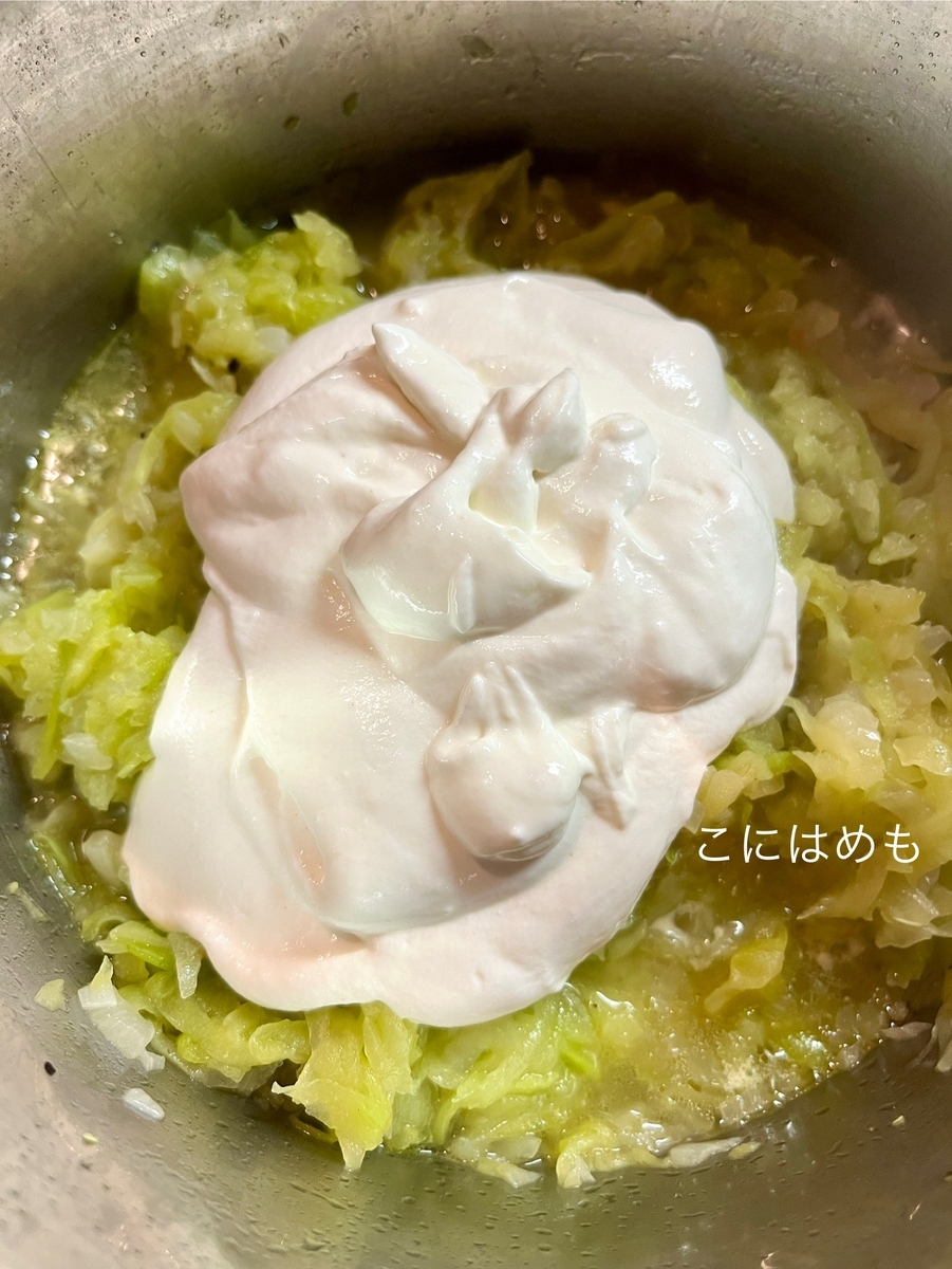 サワークリーム、小麦粉を混ぜたものを入れて煮る。