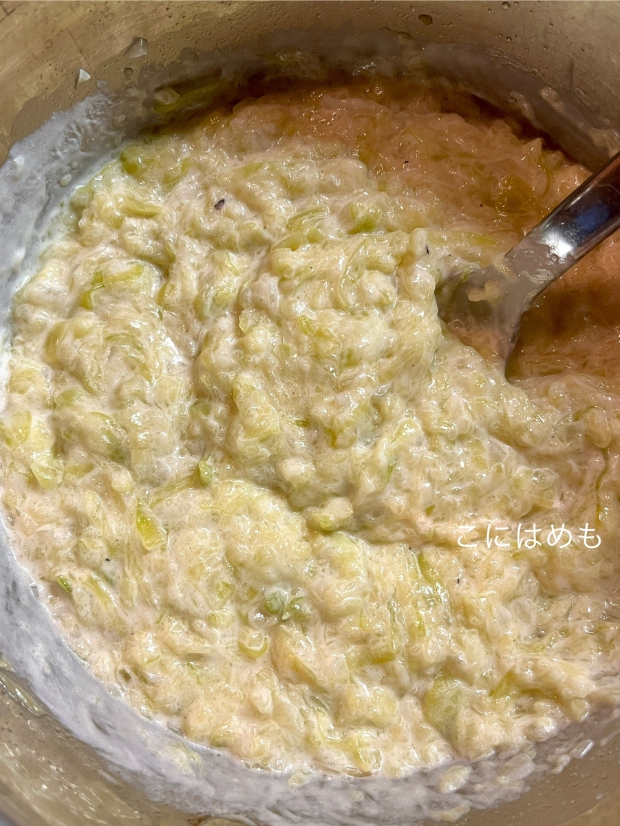 サワークリーム、小麦粉を混ぜたものを入れて煮る。