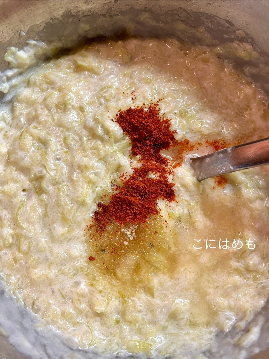 パプリカパウダー、酢、砂糖、塩、こしょうをする。