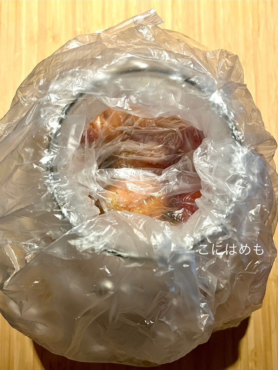 梅酢に浸かるように重石をする。