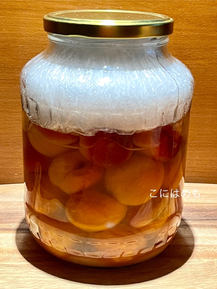 梅酢に浸かるように重石をする。