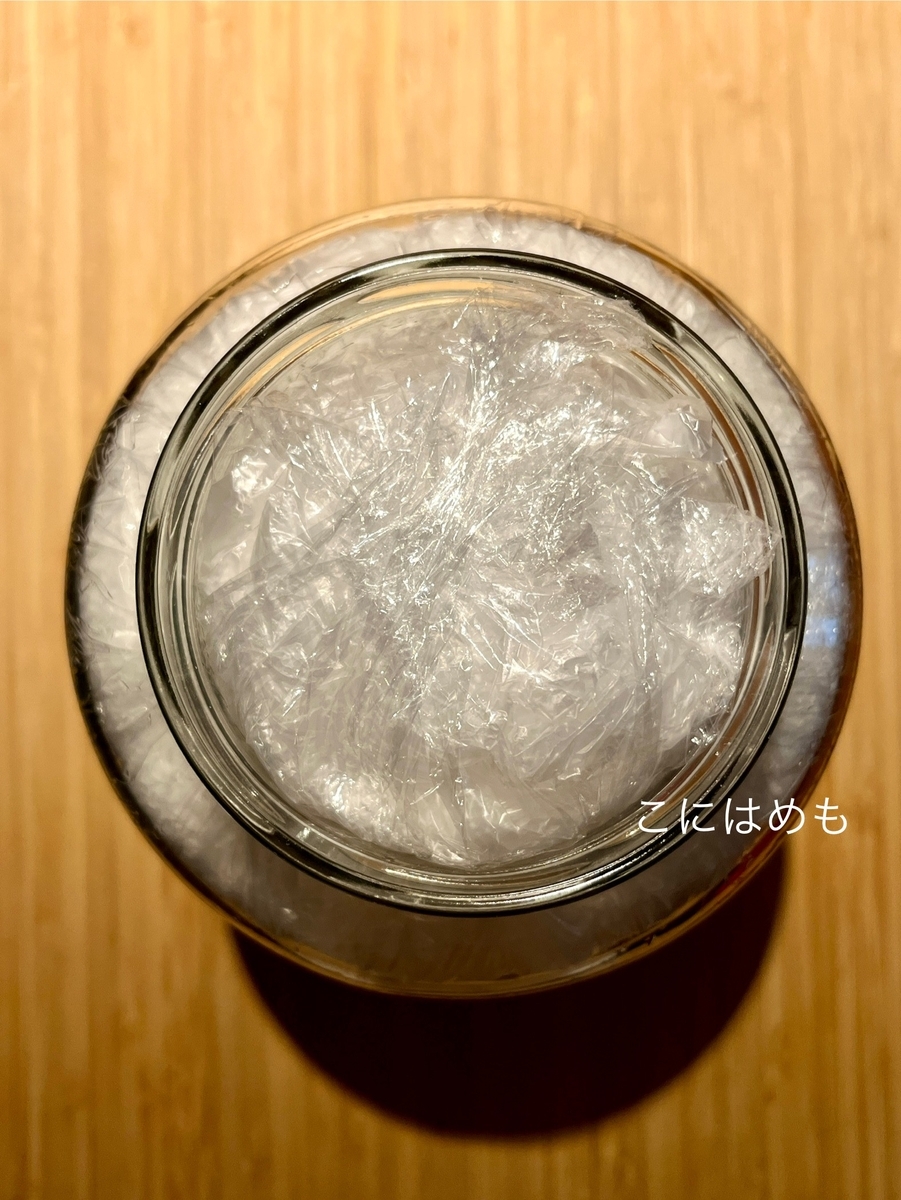 梅酢に浸かるように重石をする。