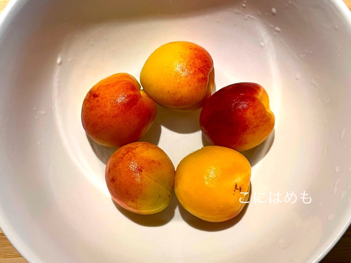 容器にアルコールとあんずを入れて転がす(殺菌する)