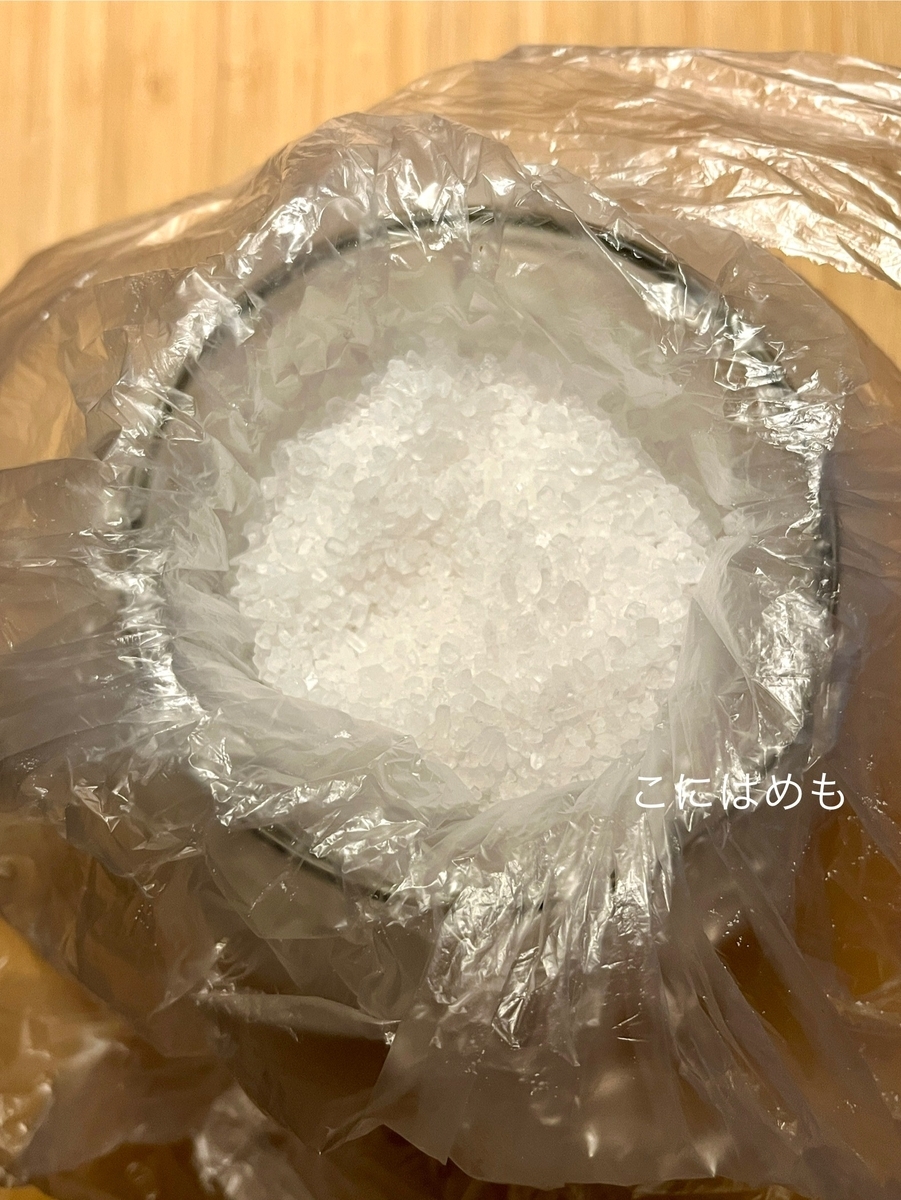 梅酢に浸かるように重石をする。