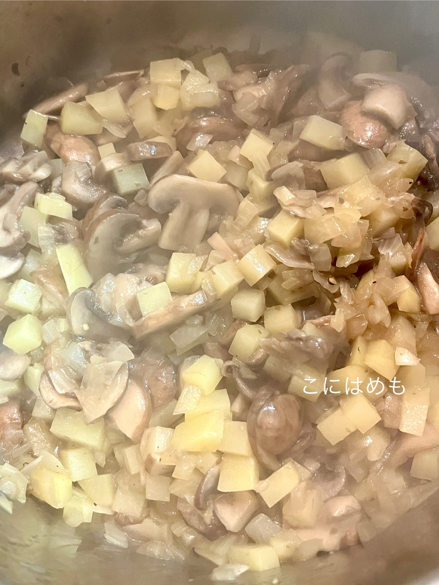 マッシュルーム、じゃがいもを炒める。