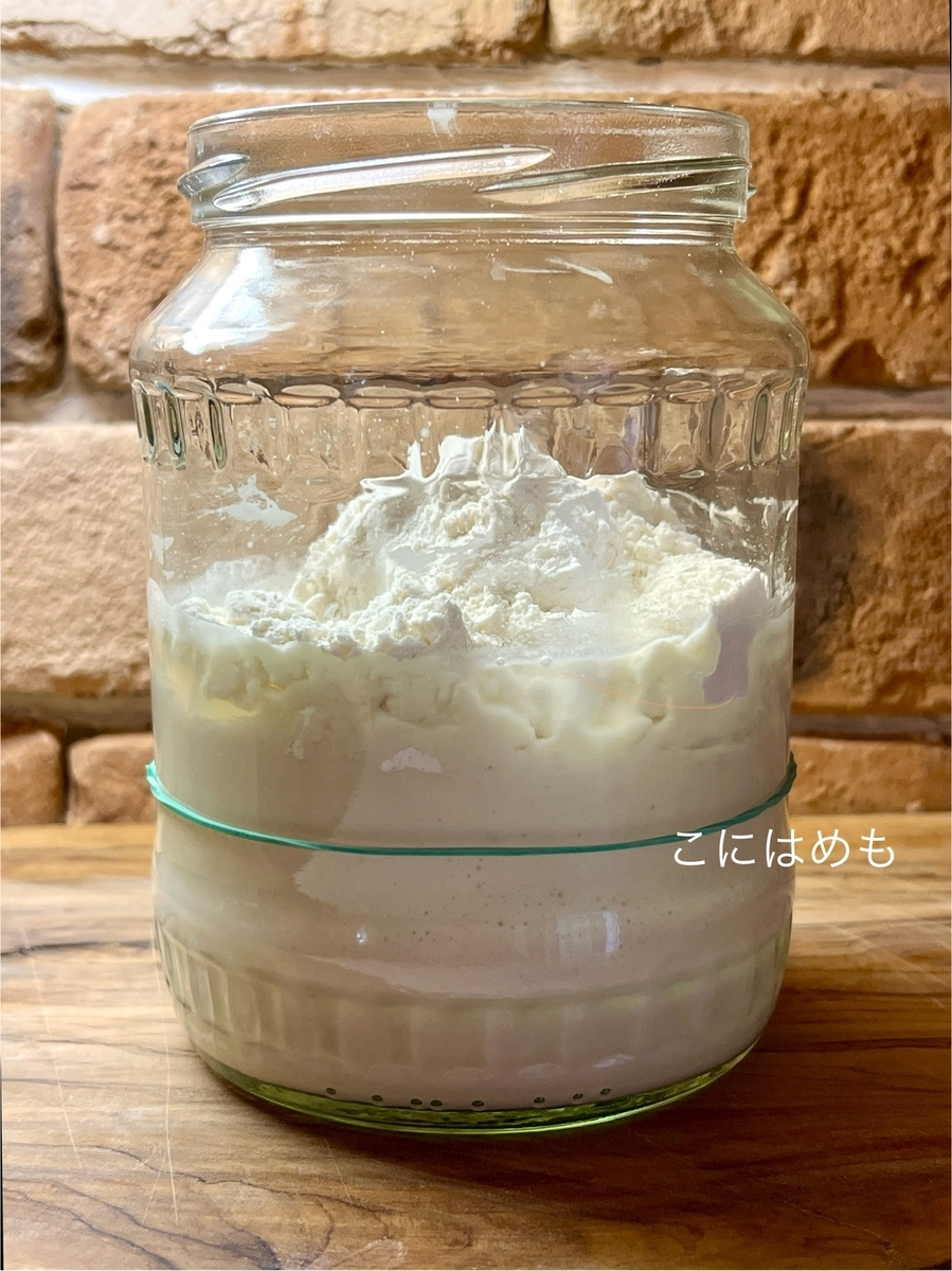 強力粉50g、お水50gを入れて、混ぜておいておく。
