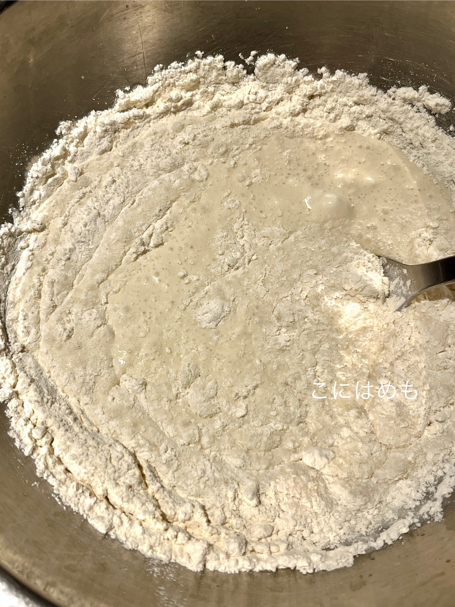 再び強力粉50g、お水50gを入れて、混ぜておいておく。