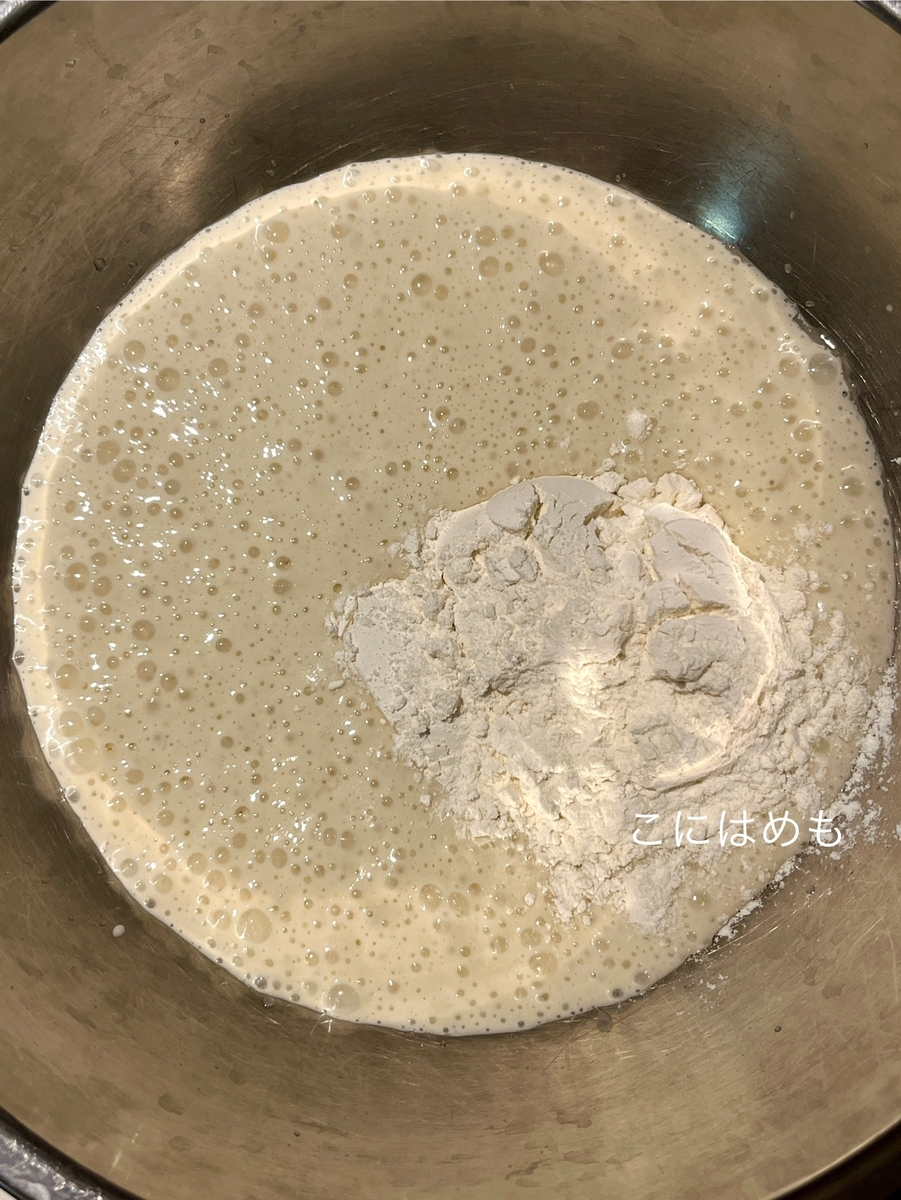 再び強力粉50g、お水50gを入れて、混ぜておいておく。