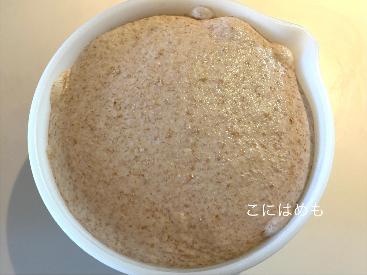 ゆっくりと冷蔵庫で発酵させる天然酵母のパン生地。