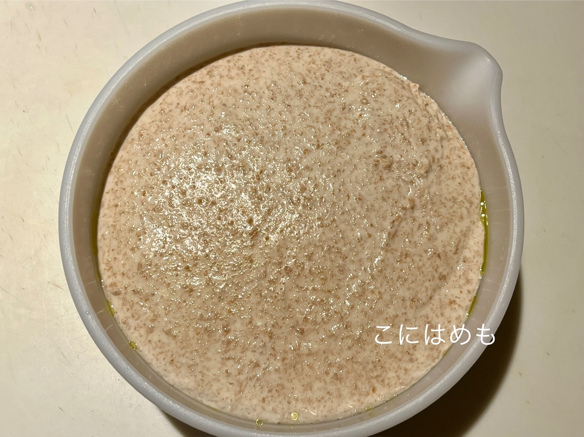 ゆっくりと冷蔵庫で発酵させる天然酵母のパン生地。