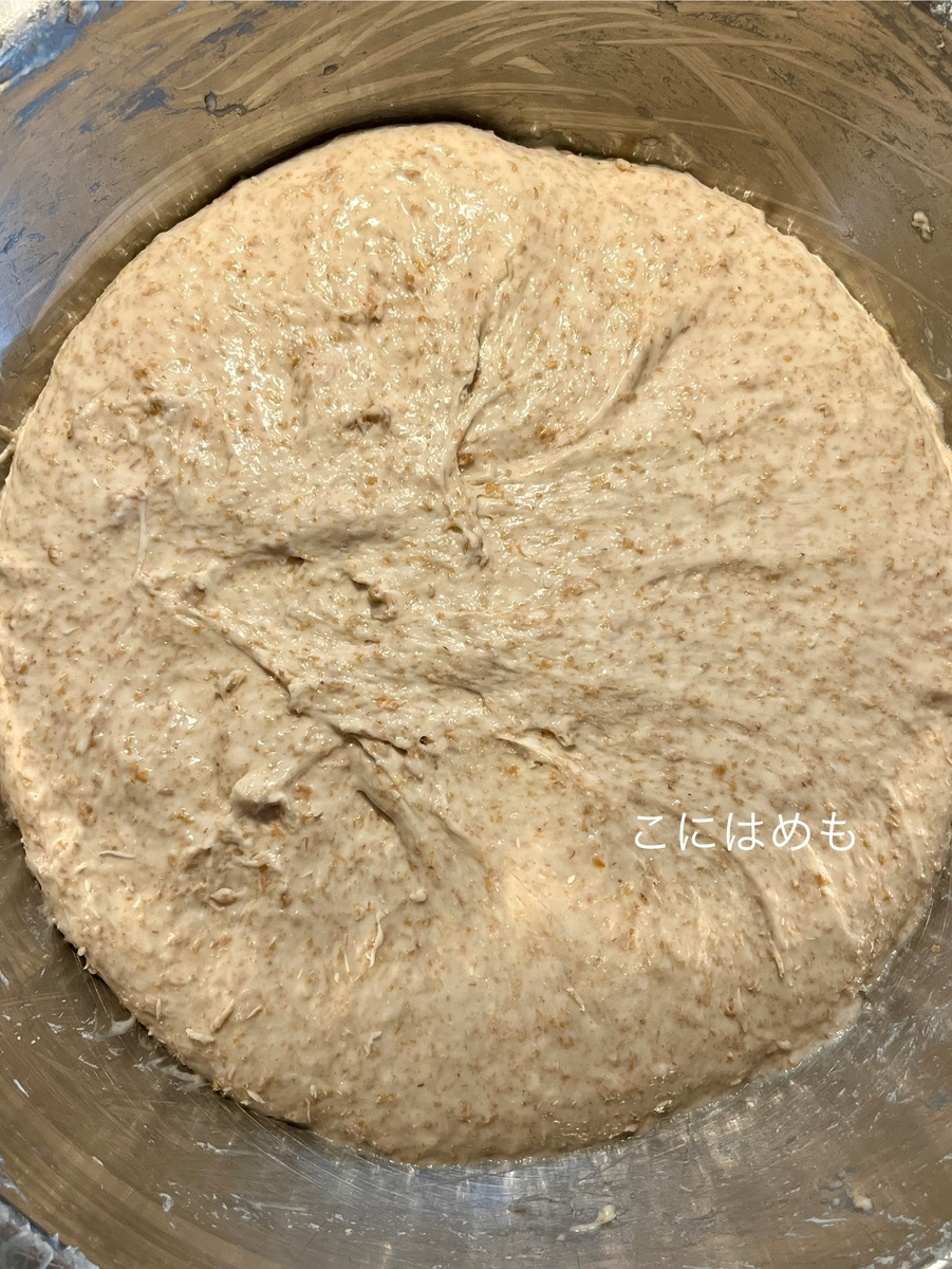 天然酵母のパン生地を作る。