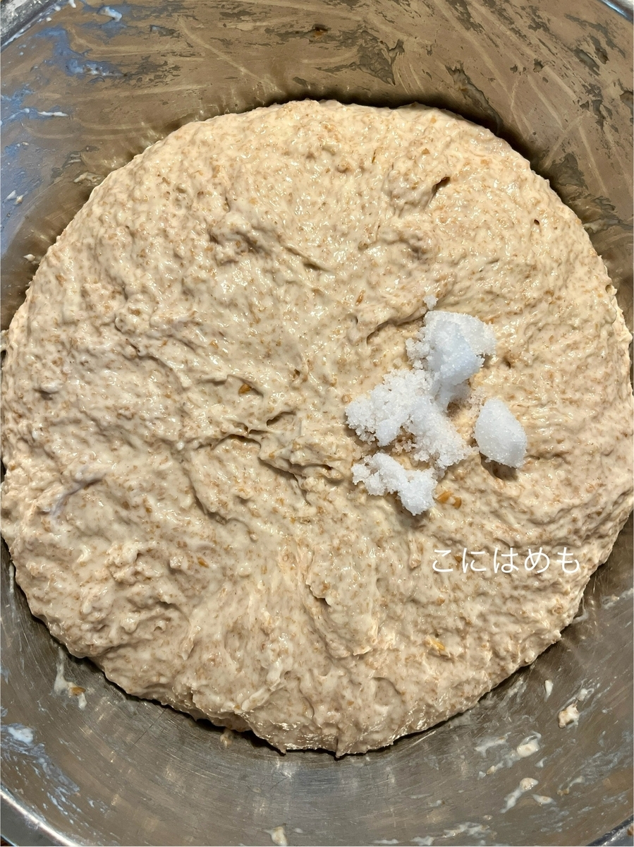 天然酵母のパン生地を作る。
