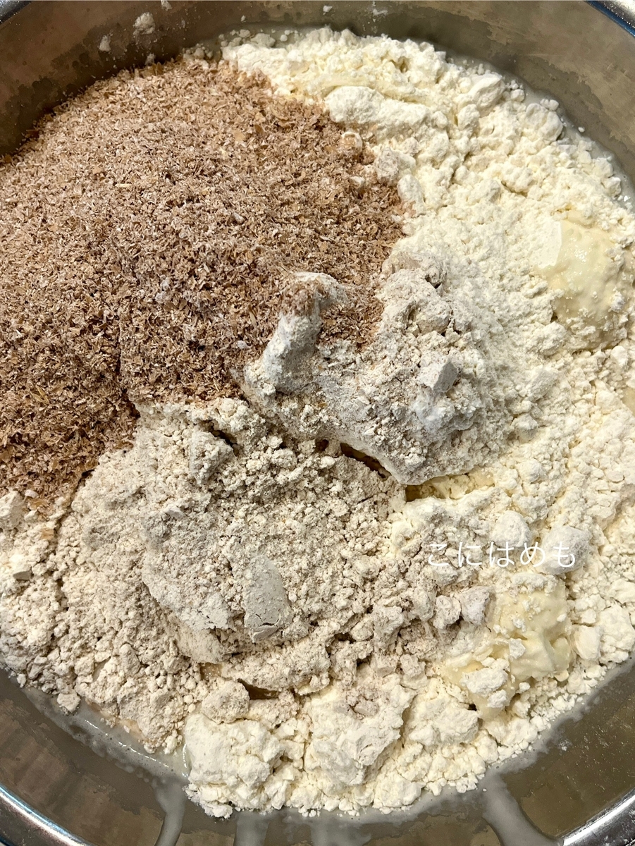 天然酵母のパン生地を作る。