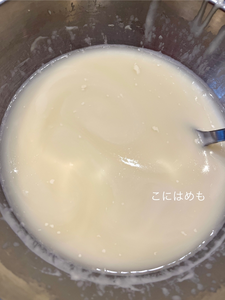 元気な天然酵母をお水と混ぜる。