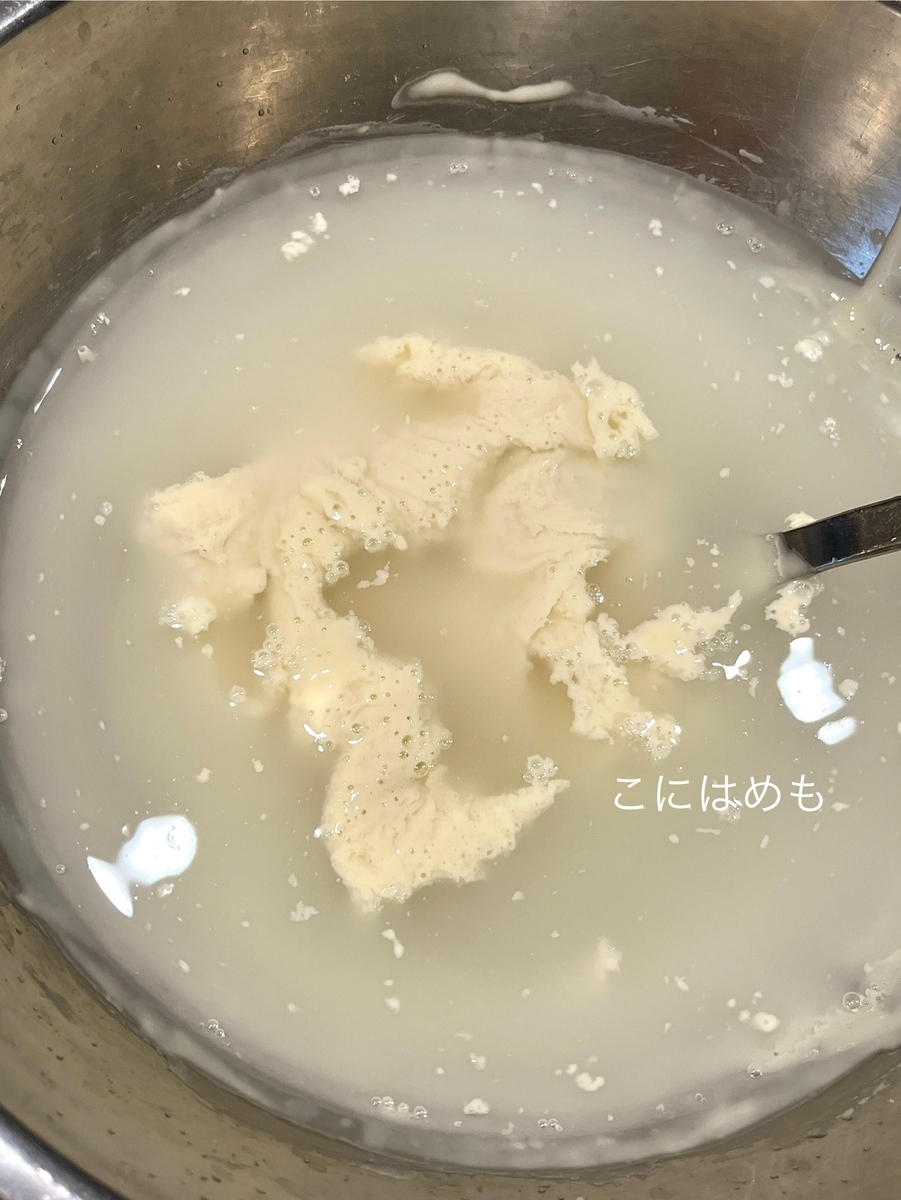 元気な天然酵母をお水と混ぜる。