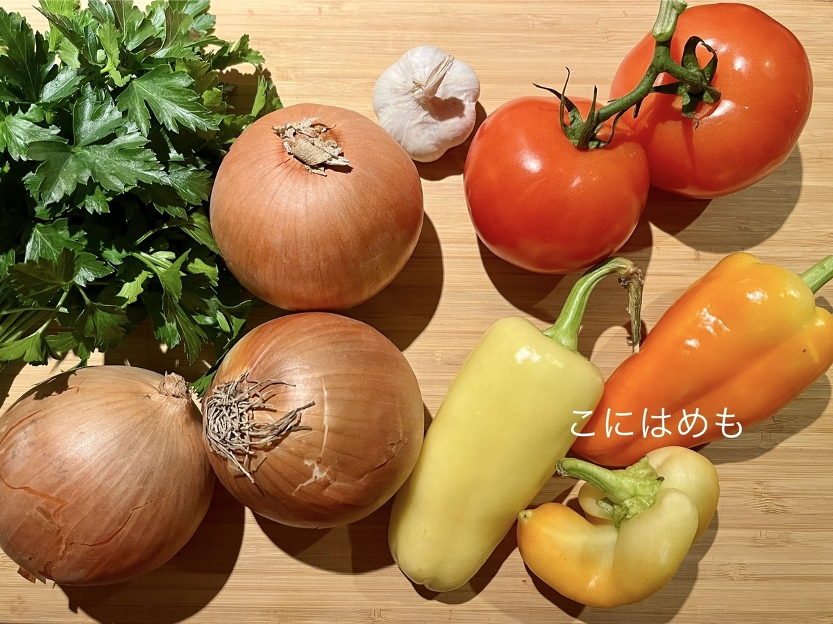 使用するお野菜「玉ねぎ、にんにく、トマト、パプリカ、パセリ、セロリの根、人参、パセリの根 、じゃがいも、セロリの葉・茎、根(煮込み用)」