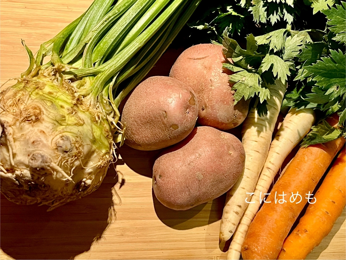使用するお野菜「玉ねぎ、にんにく、トマト、パプリカ、パセリ、セロリの根、人参、パセリの根 、じゃがいも、セロリの葉・茎、根(煮込み用)」