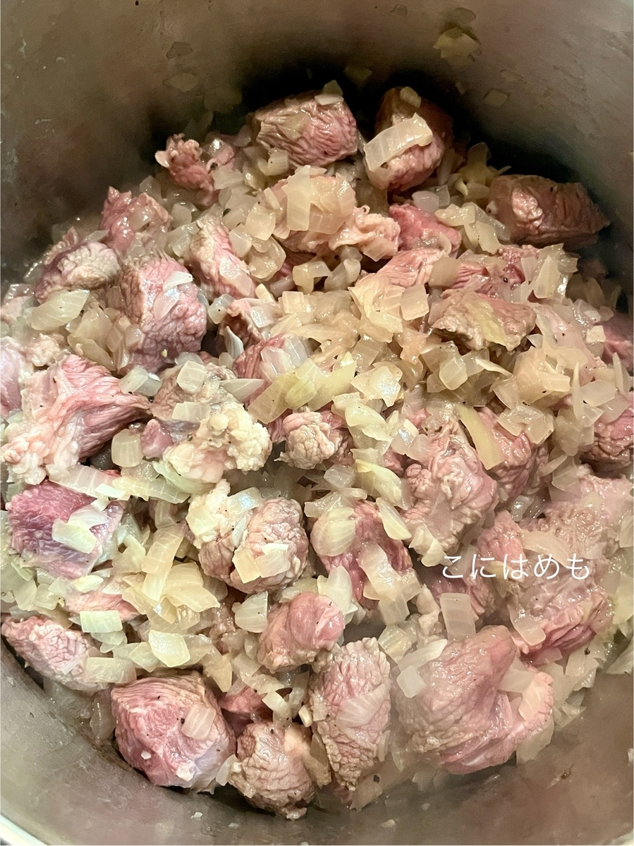 牛肉を加え、塩、こしょうをして炒める。