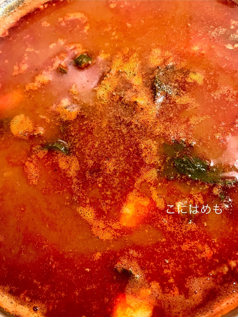 じゃがいもを入れて、お好みで塩、こしょう、パプリカパウダー、ナツメグを加えてお味を整える。
