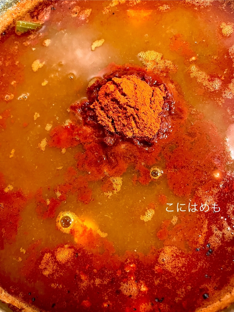 じゃがいもを入れて、お好みで塩、こしょう、パプリカパウダー、ナツメグを加えてお味を整える。