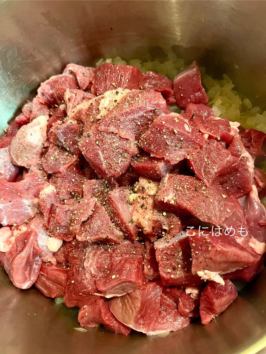 牛肉を加え、塩、こしょうをして炒める。
