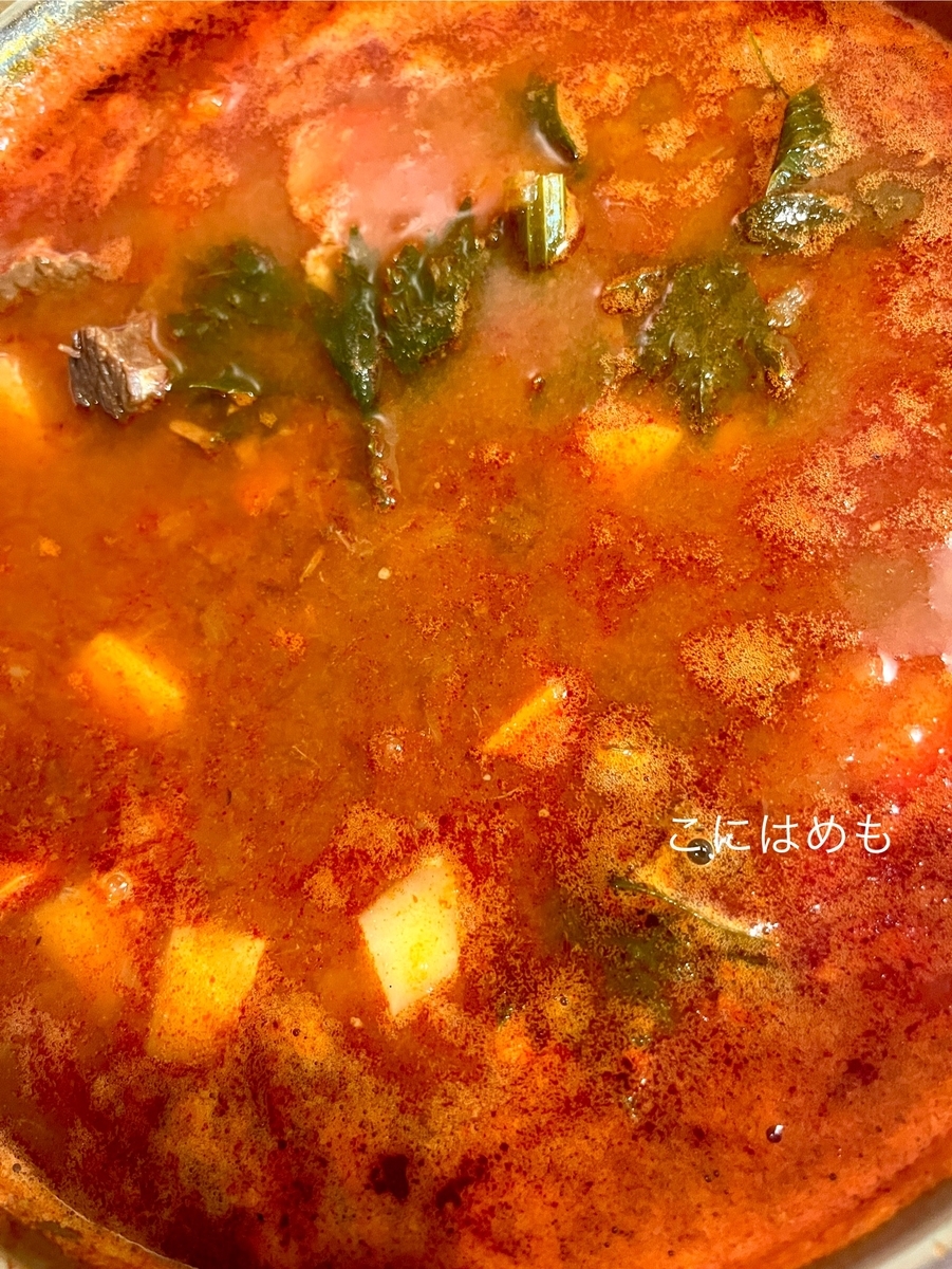 じゃがいもを入れて、お好みで塩、こしょう、パプリカパウダー、ナツメグを加えてお味を整える。