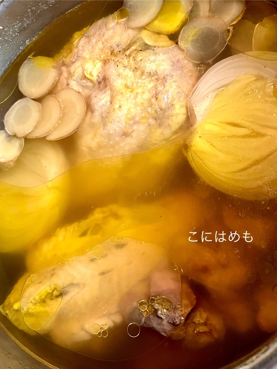 圧力鍋にスープの材料(ナンプラー以外)を入れて煮て、加圧10分する。