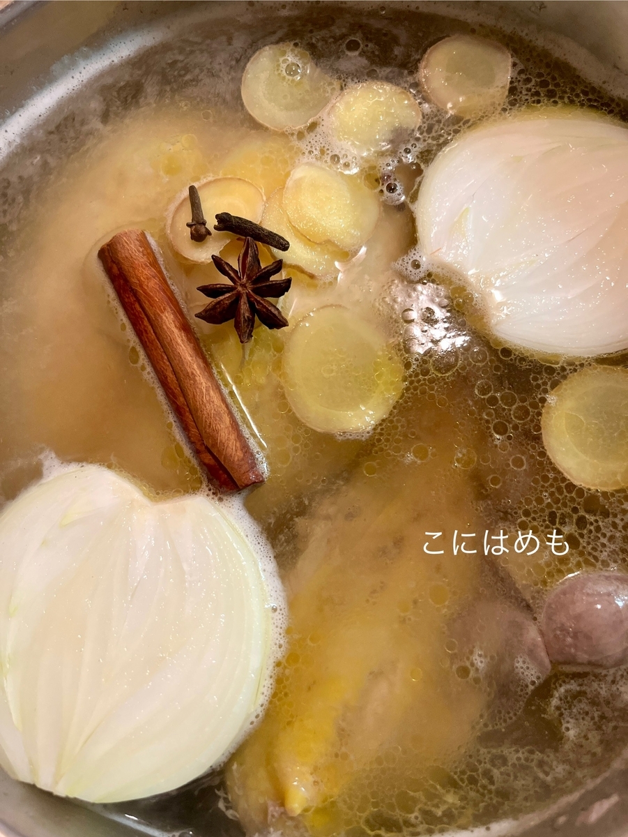 圧力鍋にスープの材料(ナンプラー以外)を入れて煮て、加圧10分する。