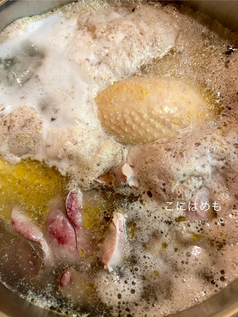 圧力鍋に鶏胸肉、鶏ガラ、レバー、砂肝、お水を入れて火にかけて、アクを取る。